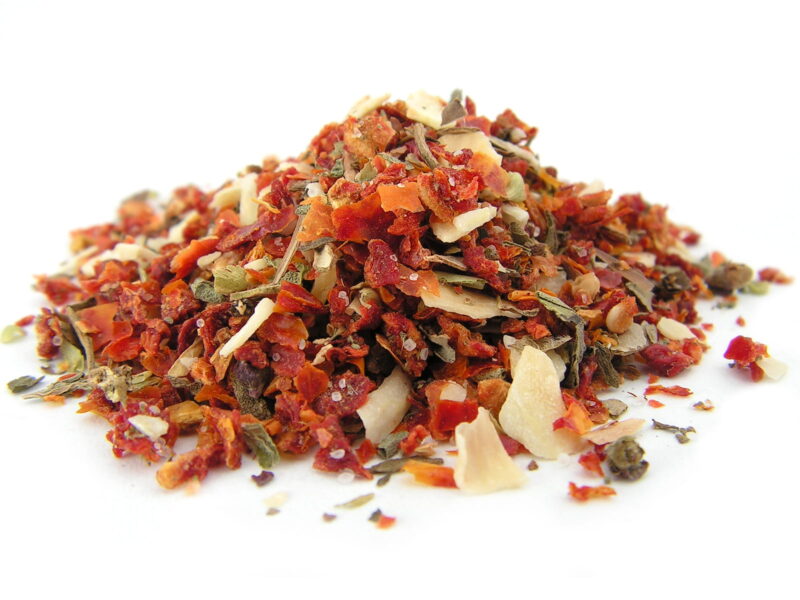 pomidor z czosnkiem bazylią i oregano